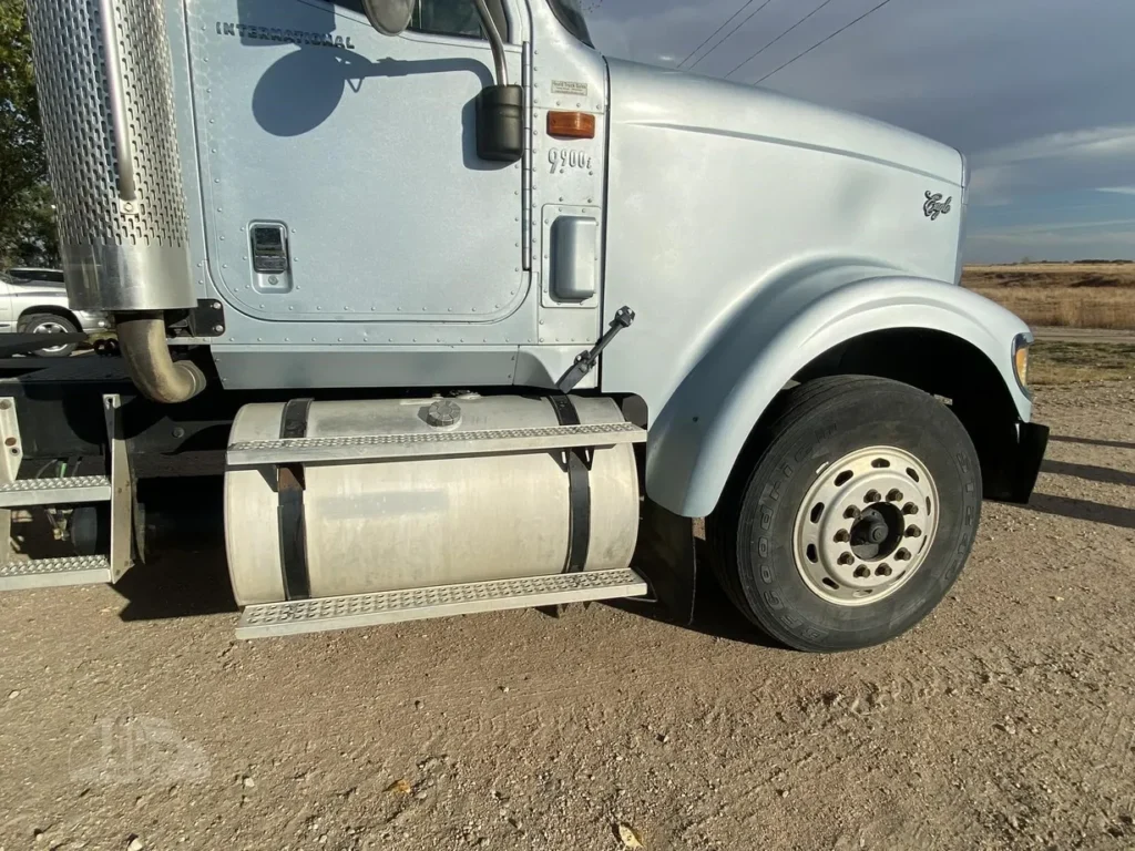 2005 INTERNATIONAL 9900